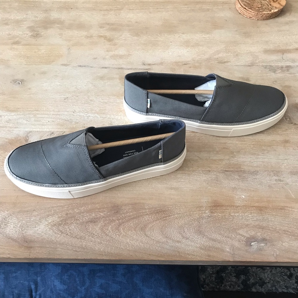 NWT Toms Parker Slip On